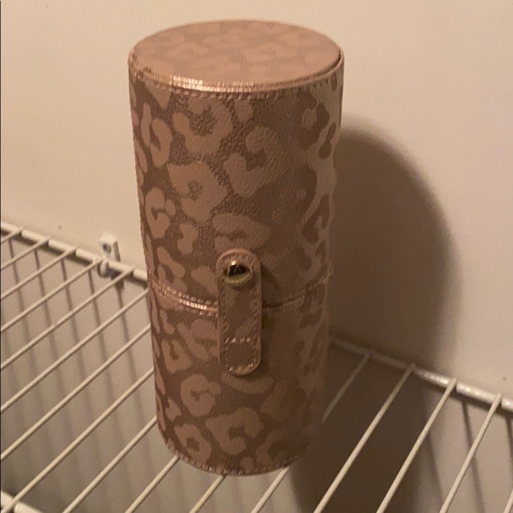 Hollis makeup brush holder